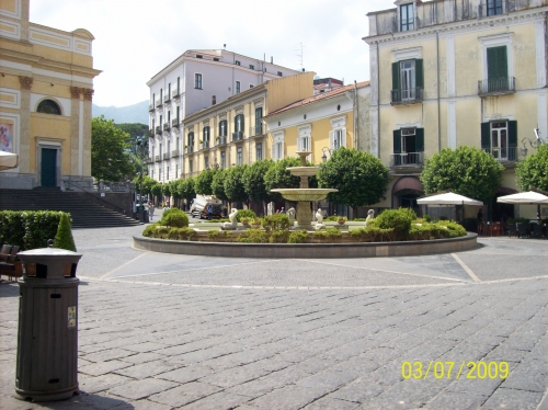 In piazza Vescovado per un gelato poco distante dal mio B&B " La Porta d'Amalfi " 