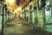 Le luci della sera ti accompagneranno  nel rientro verso il B&B " La Porta d'Amalfi " 